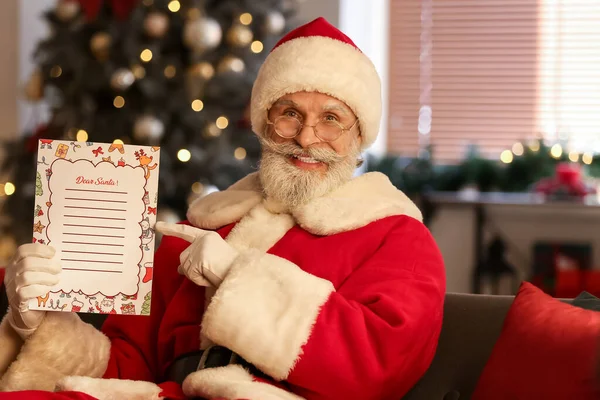 Kerstman Met Brief Thuis Kerstavond — Stockfoto