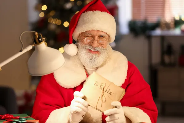 Feliz Papá Noel Con Cartas Casa Nochebuena — Foto de Stock