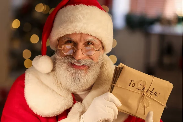 Santa Claus Con Cartas Casa Nochebuena — Foto de Stock