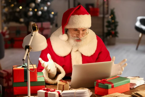 Überraschte Weihnachtsmänner Heiligabend Mit Laptop Hause — Stockfoto