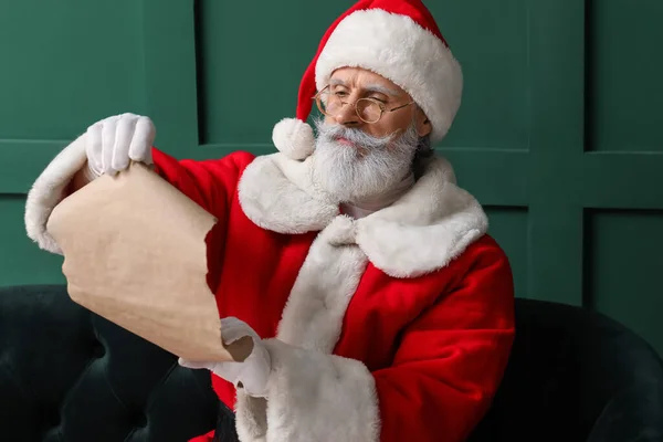Santa Claus Leyendo Lista Deseos Casa Víspera Navidad —  Fotos de Stock