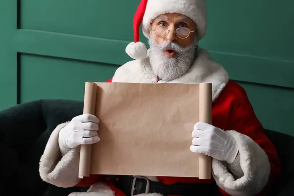 Überraschte Weihnachtsmann Heiligabend Mit Leerem Brief Hause — Stockfoto