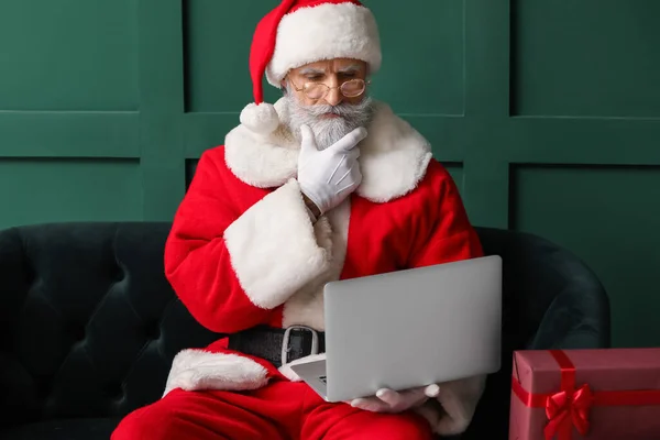 Thoughtful Santa Claus Using Laptop Home Christmas Eve — Stock Photo, Image