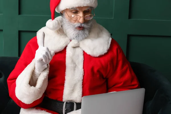 Thoughtful Santa Claus Using Laptop Home Christmas Eve — Stock Photo, Image