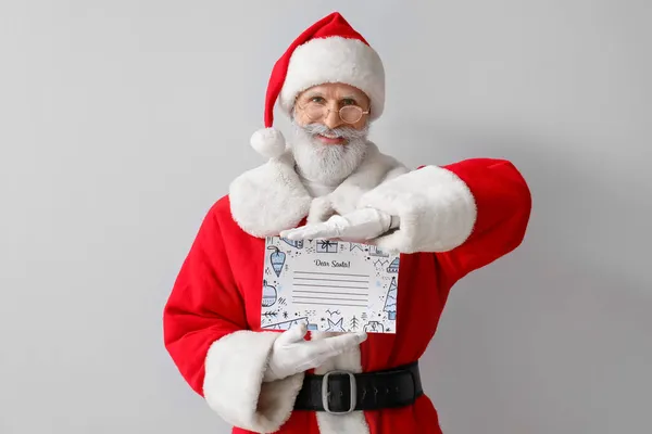 Санта Клаус Пустым Письмом Сером Фоне — стоковое фото