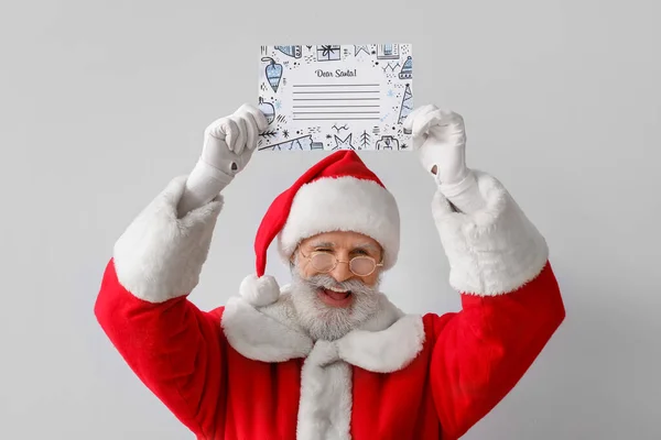 Feliz Santa Claus Con Carta Vacía Sobre Fondo Gris —  Fotos de Stock