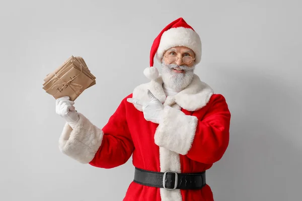 Santa Claus Con Letras Sobre Fondo Gris —  Fotos de Stock