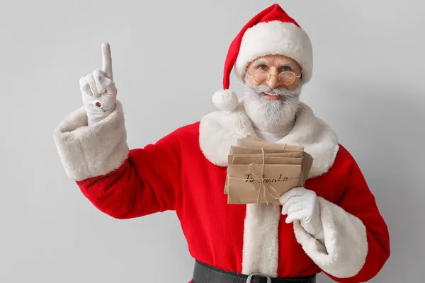 Papai Noel Com Letras Mostrando Algo Sobre Fundo Cinza — Fotografia de Stock