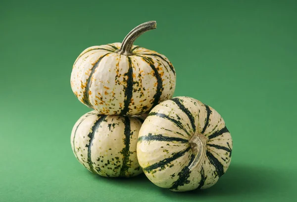 Calabazas Frescas Enteras Sobre Fondo Verde —  Fotos de Stock