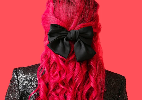 色の背景に異常な明るい髪を持つ美しい女性 バックビュー — ストック写真