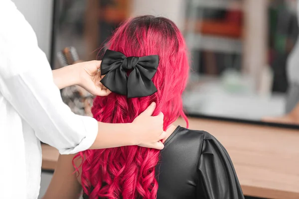 Estilista Haciendo Pelo Mujer Joven Salón Belleza —  Fotos de Stock