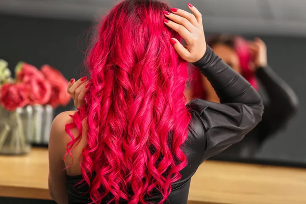美容室で明るい髪の色を持つ若い女性 — ストック写真