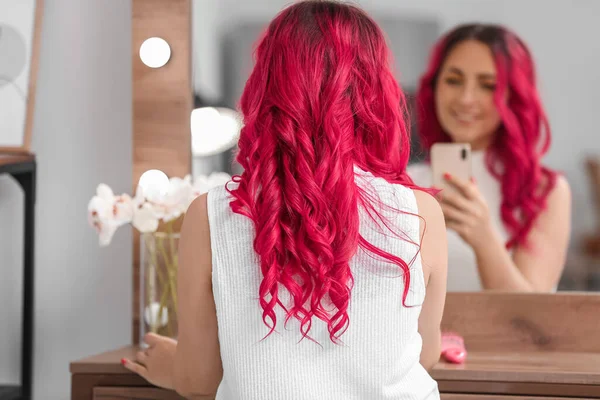 Woman Bright Hair Color Taking Selfie Beauty Salon — Stock Photo, Image