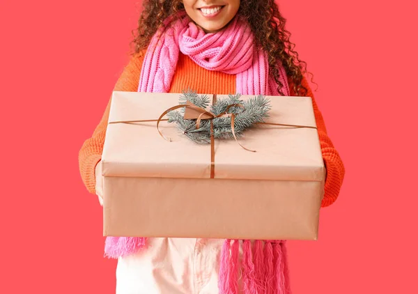 Young African American Woman Big Christmas Gift Red Background — Stock Photo, Image