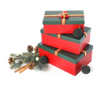 Beyaz arka planda noel hediyesi kutuları