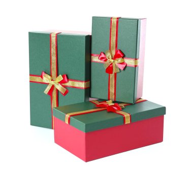 Beyaz arka planda noel hediyesi kutuları