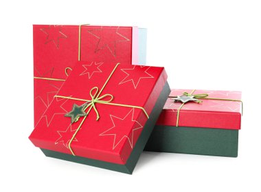 Beyaz arka planda noel hediyesi kutuları