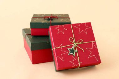 Bej arka planda Noel hediyesi kutuları