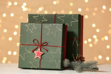 Masadaki bulanık ışıklara karşı Noel hediyesi kutuları