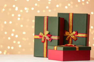 Masadaki bulanık ışıklara karşı Noel hediyesi kutuları