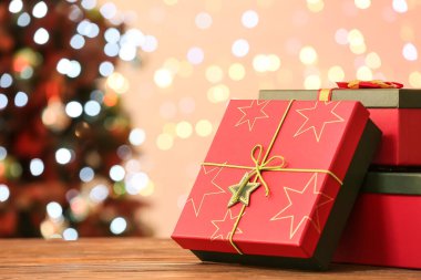 Masadaki Noel hediye kutuları bulanık arka planda
