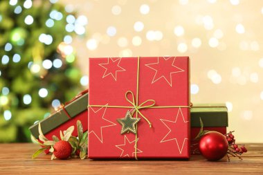 Masadaki Noel hediye kutuları bulanık arka planda