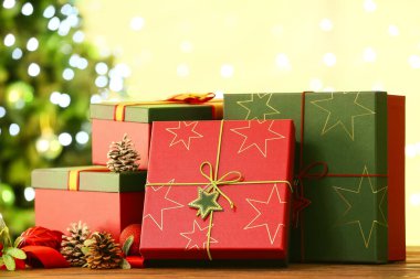 Masadaki Noel hediye kutuları bulanık arka planda