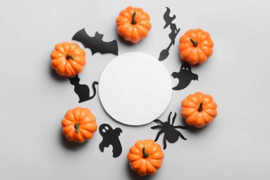 Cadılar Bayramı dekorlu boş kağıt çarşaf ve arka planda balkabakları