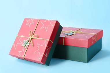 Renkli arka planda Noel hediye kutuları