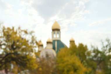 Sonbahar şehrindeki güzel kilisenin bulanık manzarası