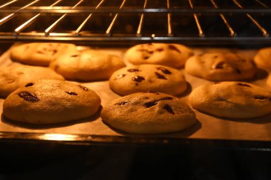 Fırında pişmemiş kurabiyelerle pişirme tepsisi, yakın plan.