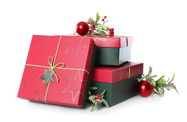 白い背景にクリスマスのギフトボックスと装飾 — ストック写真