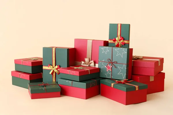 Kerstcadeau Dozen Beige Achtergrond — Stockfoto