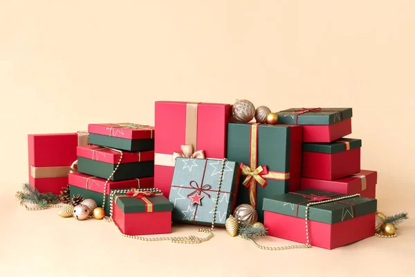 Cajas Regalo Navidad Decoración Sobre Fondo Beige — Foto de Stock