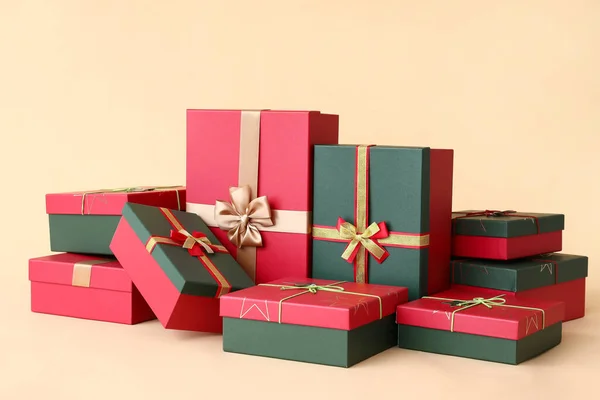 Weihnachtsgeschenkboxen Auf Beigem Hintergrund — Stockfoto