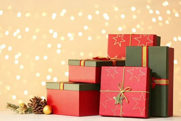 Caixas Presente Natal Mesa Contra Luzes Embaçadas — Fotografia de Stock