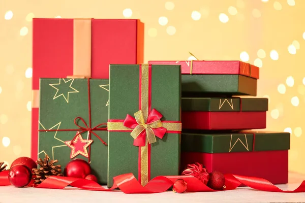 Рождественские Подарочные Коробки Столе Против Размытых Огней — стоковое фото