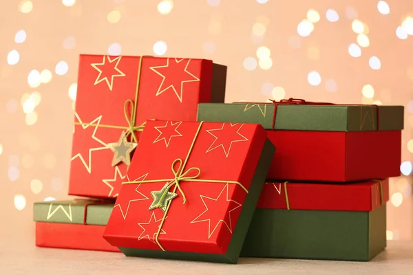 Cajas Regalo Navidad Mesa Contra Luces Borrosas —  Fotos de Stock