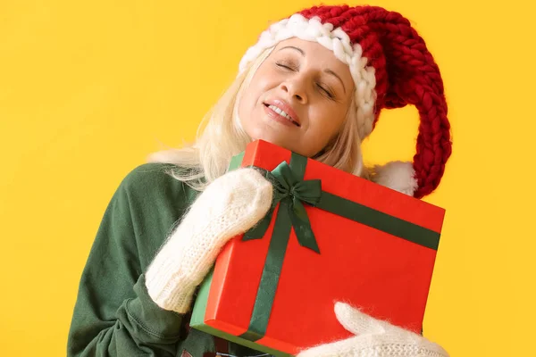 Mature Woman Christmas Gift Box Color Background — Stock Photo, Image
