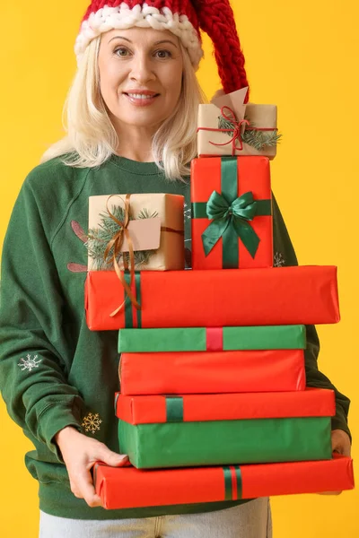 Mujer Madura Con Cajas Regalo Navidad Sobre Fondo Color — Foto de Stock