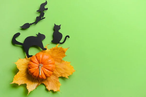 落ちた葉と紙のカボチャ緑の背景にハロウィーンの装飾 — ストック写真