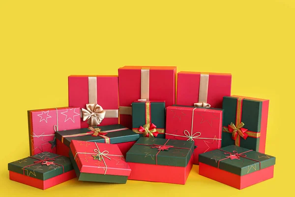 Verschiedene Weihnachtsgeschenke Auf Farbigem Hintergrund — Stockfoto