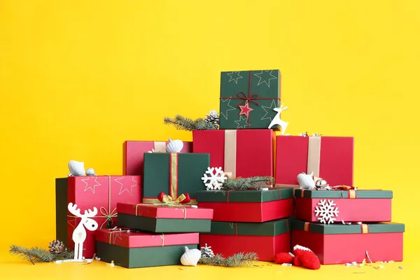 배경의 상자와 크리스마스 — 스톡 사진