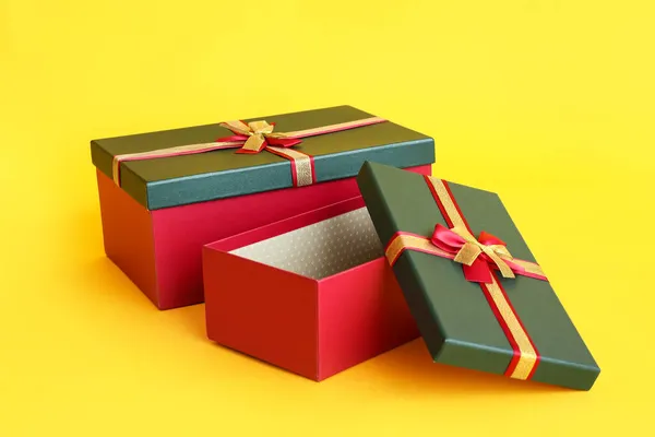 黄色背景的圣诞礼物盒 — 图库照片