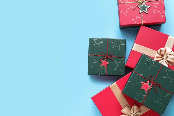 Renkli Arka Planda Güzel Dekore Edilmiş Noel Hediye Kutuları — Stok fotoğraf