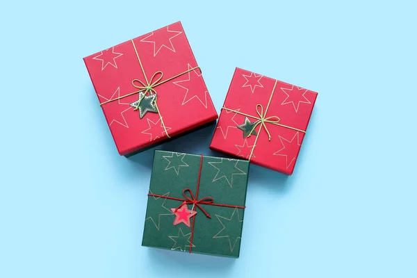 Красный Зеленый Рождественские Подарочные Коробки Цветном Фоне — стоковое фото