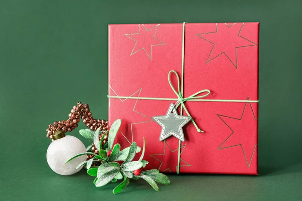 Caja Regalo Roja Con Tarjeta Decoración Navidad Sobre Fondo Verde —  Fotos de Stock