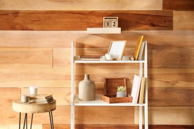 Şık bir iç mekan Eğer rafı, masası ve aroma mumları olan bir oda