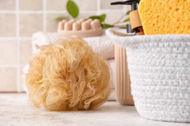 Sünger ve sepette banyo malzemeleri var.