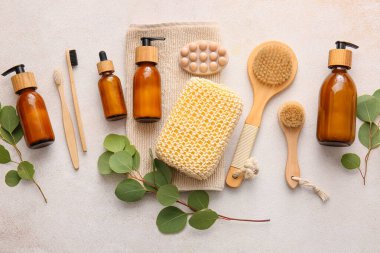 Beyaz arka planda banyo süngeri ve bitki dalları ile banyo malzemeleri seti